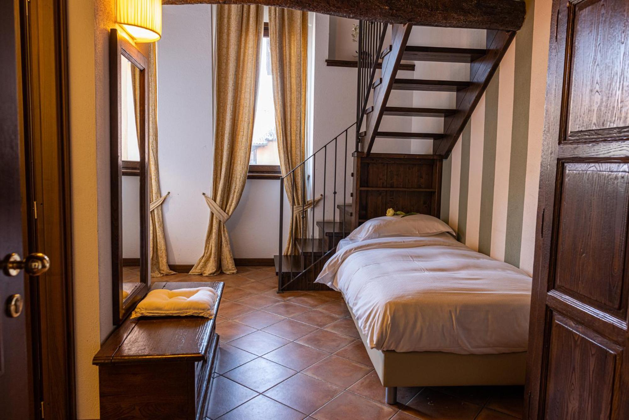 Al Castello Resort Sillavengo Eksteriør billede