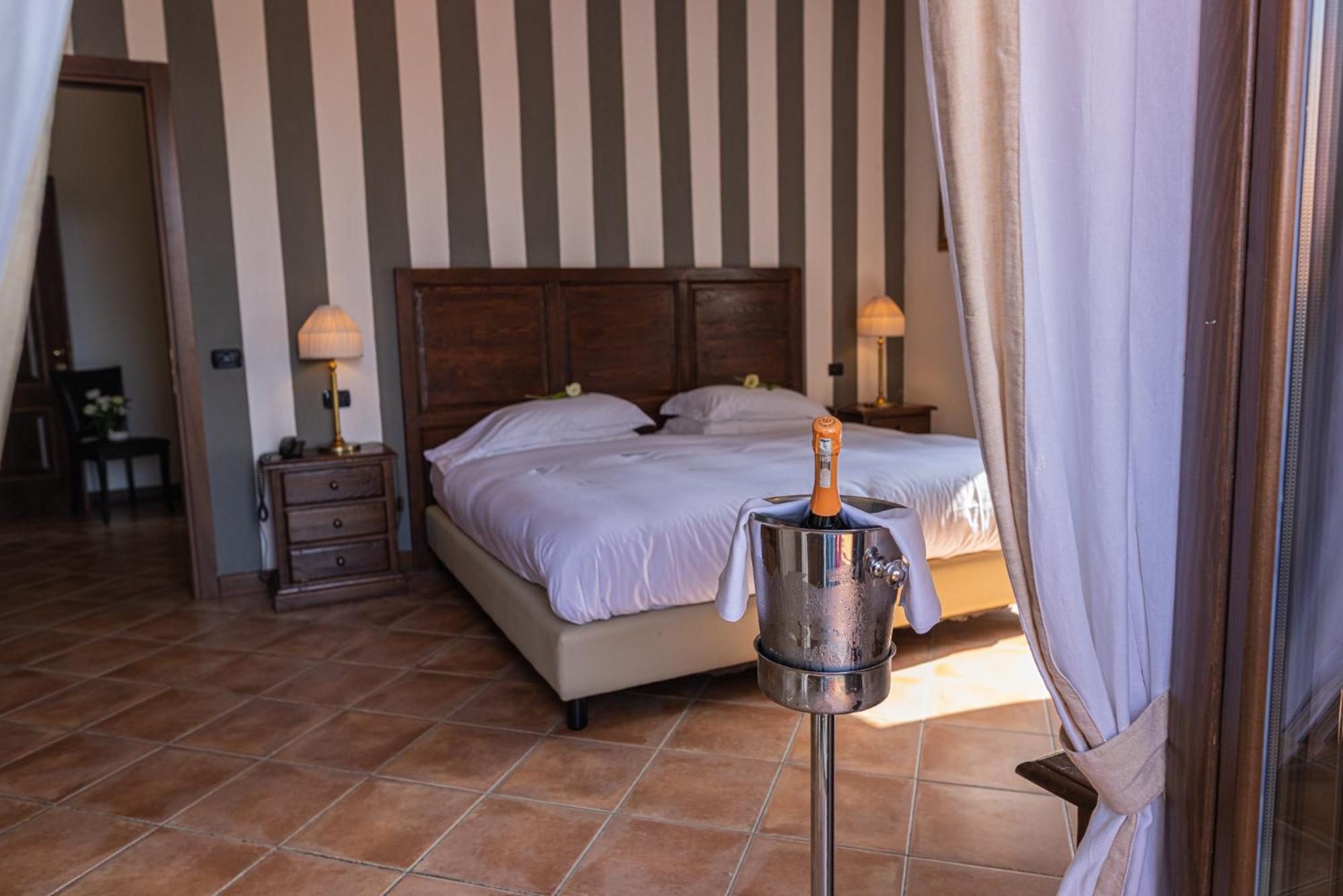 Al Castello Resort Sillavengo Eksteriør billede